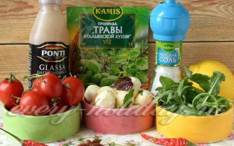 Салат с рукколой помидорами черри и моцареллой Салат с рукколой, клубникой и кедровыми орешками